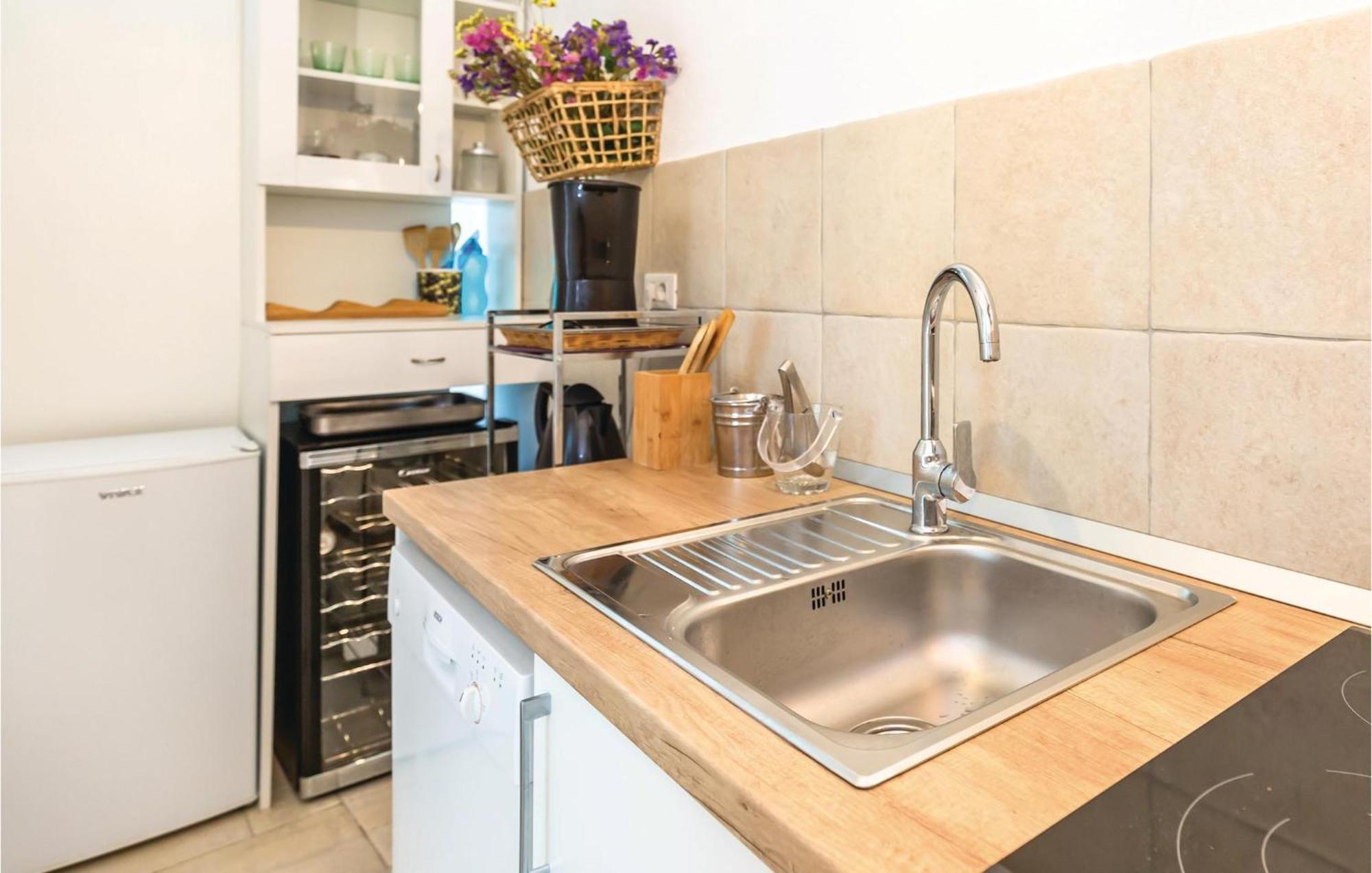 1 Bedroom Gorgeous Apartment In Makarska Exterior foto