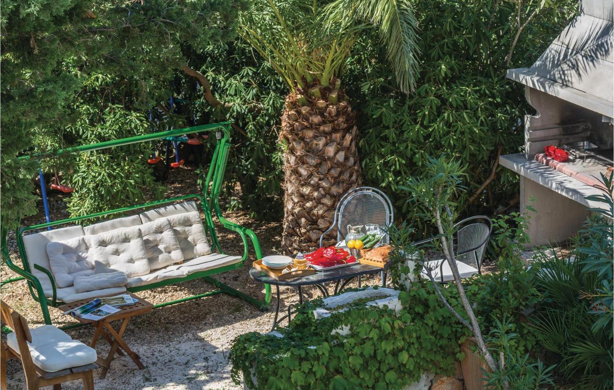 1 Bedroom Gorgeous Apartment In Makarska Exterior foto